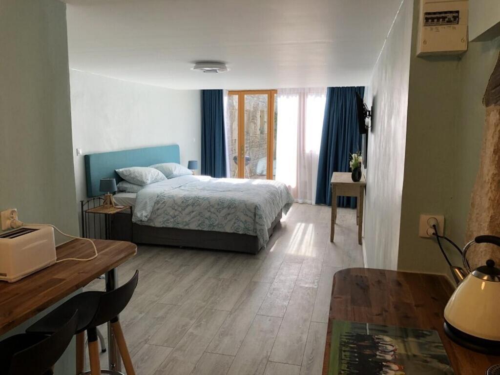 Blacksmiths Apartment In Blanzay - 1 Bed Buitenkant foto